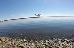 城會玩！加拿大男子成功用無人機釣到魚