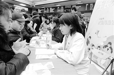 蘭州大學(xué)第一醫(yī)院舉行“新年！新高度！”兒童保健義診活動