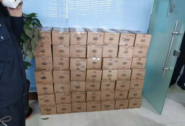 蘭州多部門協同作戰(zhàn),查獲104箱“三無”口罩!