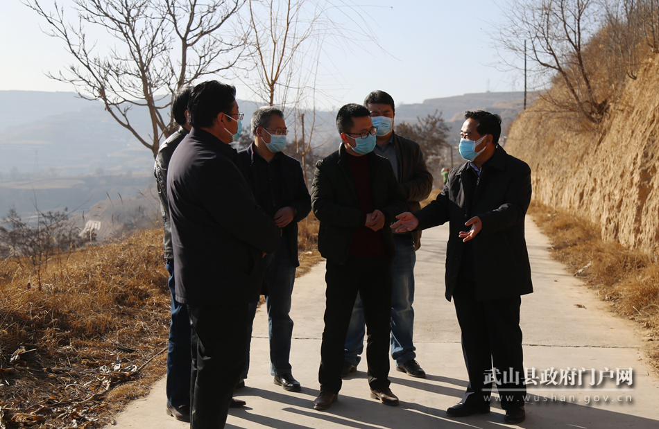 索鴻賓在鴛鴦、樺林鎮(zhèn)檢查指導(dǎo)疫情防控和脫貧攻堅(jiān)等工作