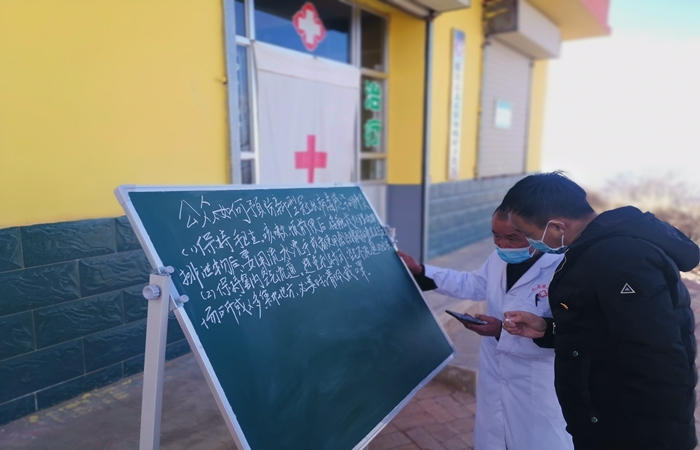 市紀委監(jiān)委駐村幫扶干部馬維高在村衛(wèi)生室宣傳疫情防控知識。.jpg