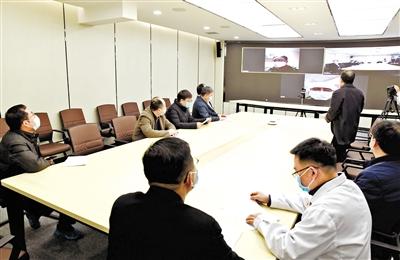 蘭大校長嚴純?nèi)A等視頻連線蘭大一院、二院支援湖北醫(yī)療隊員