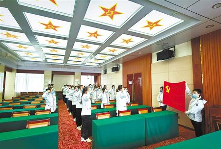 一次難得的黨課——甘肅第二、第三批援鄂醫(yī)療隊預(yù)備黨員宣誓儀式側(cè)記