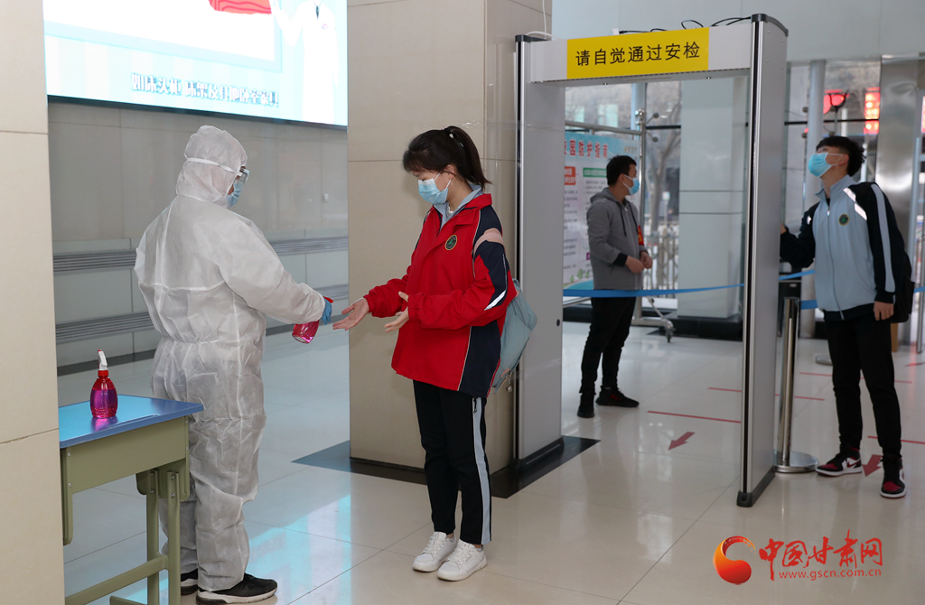 春暖少年歸 中國(guó)甘肅網(wǎng)記者帶你直擊“遲到”的開(kāi)學(xué)第一天（組圖）