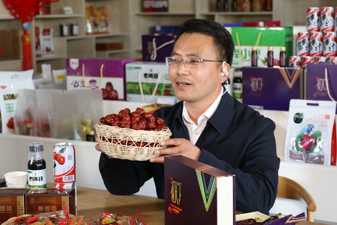 “縣長(zhǎng)直播天團(tuán)”唱響“甘貨春之聲”，售出近30種甘貨1萬余件 開進(jìn)直播間的網(wǎng)絡(luò)扶貧博覽會(huì)，受百萬網(wǎng)友點(diǎn)贊 