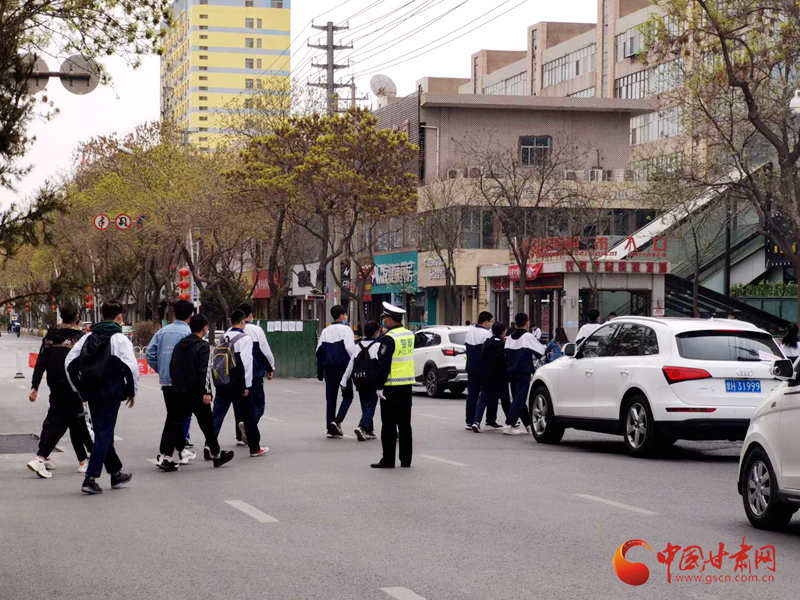 保駕護航！涼州公安交警“護學(xué)崗” 撐起“平安傘”