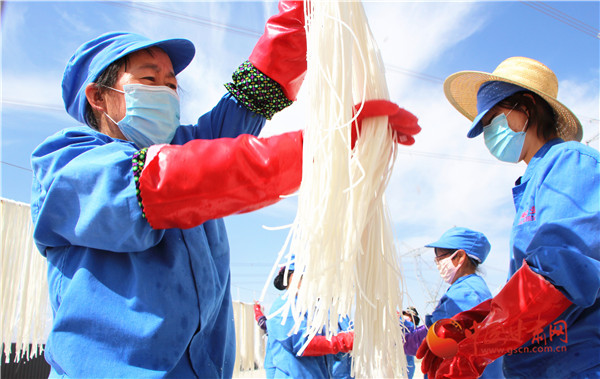 張掖民樂：巾幗“小”車間 扶貧“大”擔(dān)當(dāng)（組圖）