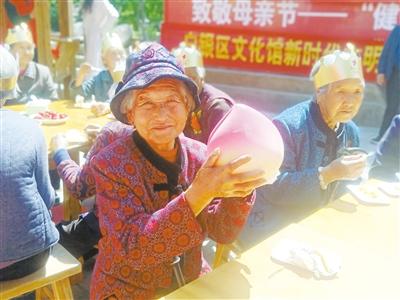 母親節(jié)，白銀“花村”擺了一場“敬老宴”