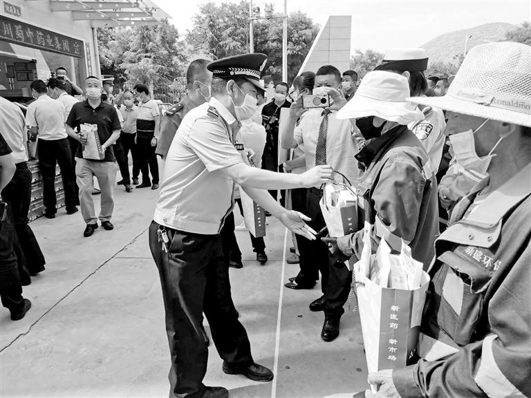 蘭州彭家坪鎮(zhèn)聯(lián)合愛(ài)心企業(yè)向500名一線工作者送去慰問(wèn)品