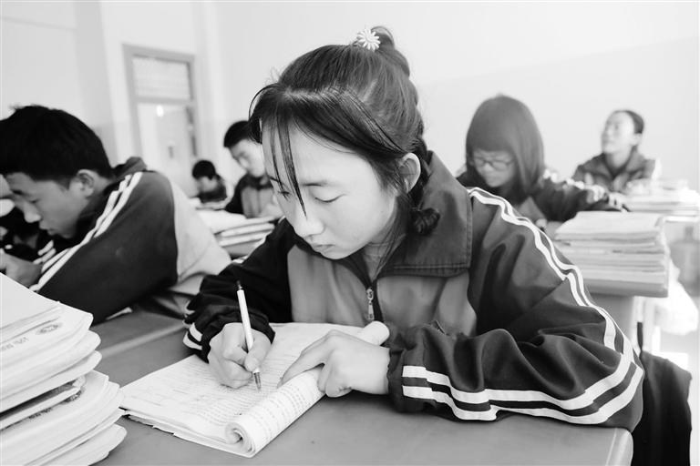 慶陽(yáng)環(huán)縣這名小姑娘，柔弱肩膀撐起一個(gè)大家庭