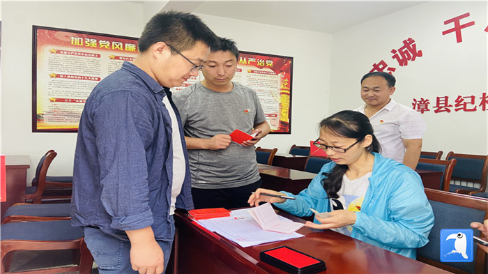 定西市漳縣紀委監(jiān)委現(xiàn)場繳納黨費（穆常榮 攝）.jpg