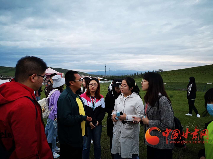 “草原教學(xué)”別開生面  《甘南日報》記者馬保真對蘭大新聞學(xué)子進(jìn)行實(shí)務(wù)指導(dǎo)