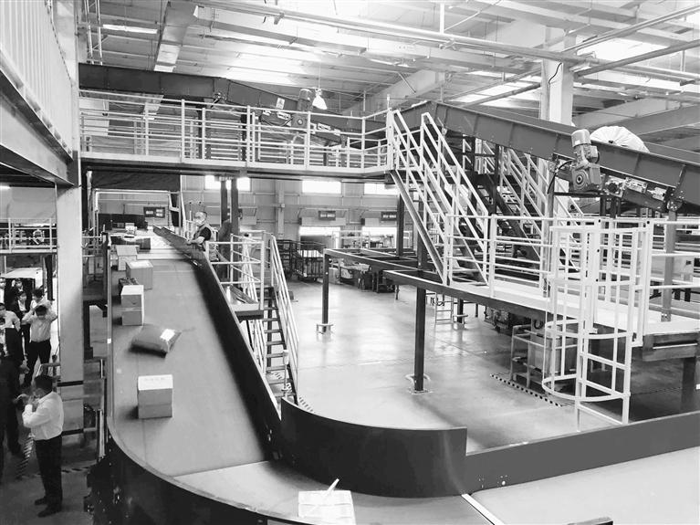 甘肅郵政智能化郵件處理中心在蘭州新區(qū)投產 日均處理可達60萬袋（件）