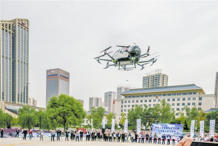 超酷、超刺激！智能駕駛飛行器在蘭載人試飛