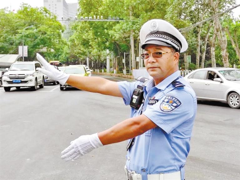 蘭州城關(guān)區(qū)交警大隊(duì)一線老交警馬驍：俯首甘為“老黃?！?>
        </a><em>蘭州城關(guān)區(qū)交警大隊(duì)一線老交警馬驍：俯首甘為“老黃?！?/em></li>
    <li><a  target=