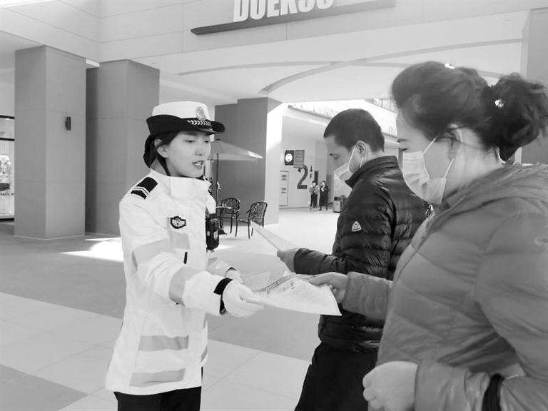 交警支隊(duì)河北大隊(duì)執(zhí)勤民警深入轄區(qū)開(kāi)展“一盔一帶”宣傳活動(dòng)