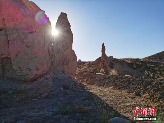 山丹境內(nèi)的長(zhǎng)城是由壕塹和山險(xiǎn)為主的漢長(zhǎng)城和黃土墻體為主的明長(zhǎng)城兩部分組成。 翟繼宗 攝