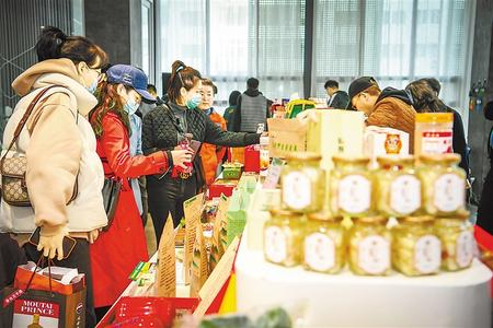 今天，在這里聽榆中的脫貧故事 ——榆中縣“脫貧攻堅宣傳周”發(fā)布活動暨脫貧攻堅主題成就展啟動側記