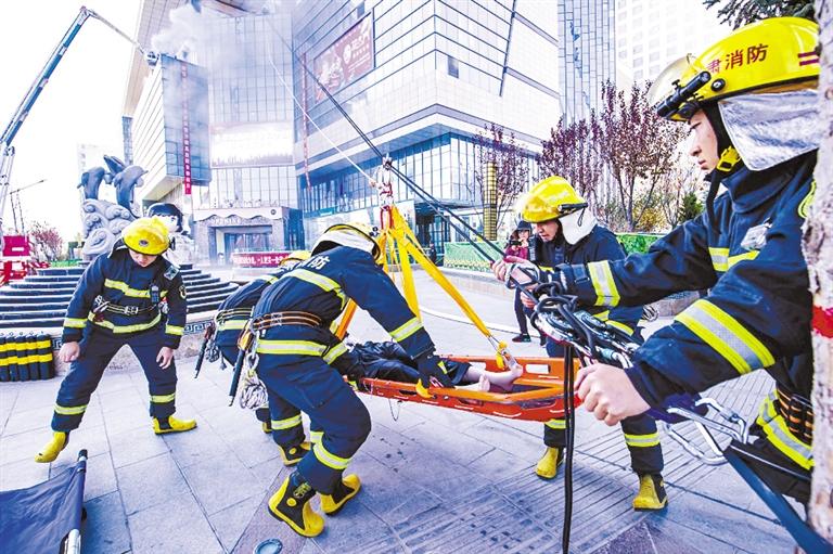 平?jīng)鱿乐ш?duì)開展高層建筑滅火救援實(shí)戰(zhàn)演練