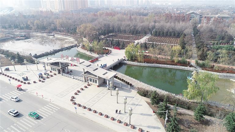 　初冬時節(jié)，臨夏市東郊公園里,楓樹、松柏、云杉等樹木色彩斑斕