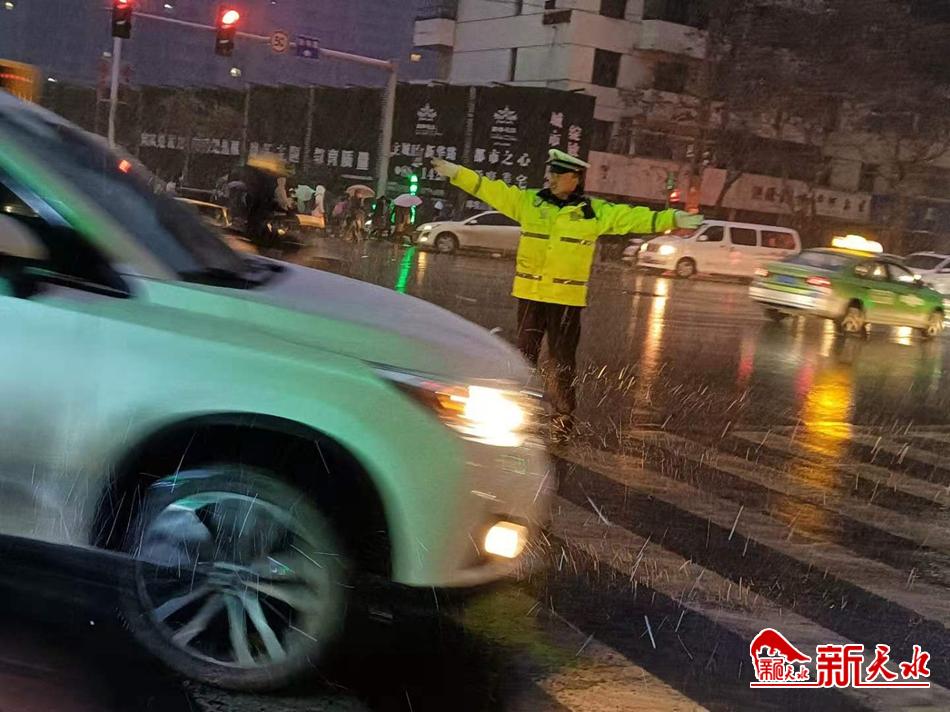 風雪襲來，天水最美“警色”在路上！