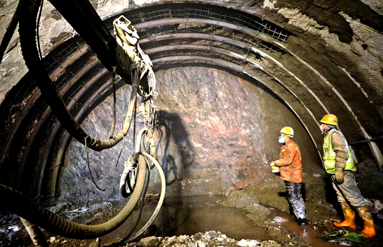 甘肅肅南：G213線(xiàn)東山隧道掘進(jìn)正酣