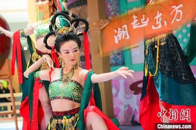 圖為今年9月5日，在重慶亮相的敦煌博物館“潮起東方”主題活動現(xiàn)場。敦煌博物館供圖