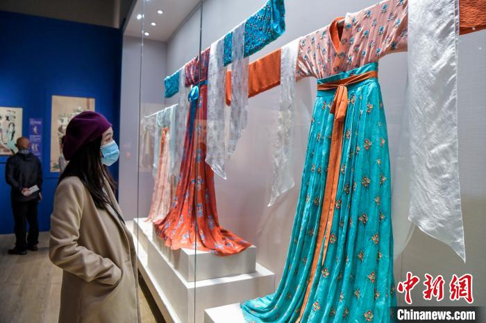 觀(guān)眾在參觀(guān)唐代服飾?！●樤骑w 攝