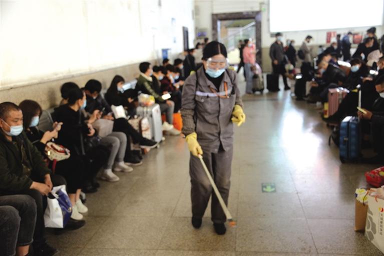 清明小長(zhǎng)假 蘭州車(chē)站預(yù)計(jì)發(fā)送旅客28.4萬(wàn)人次