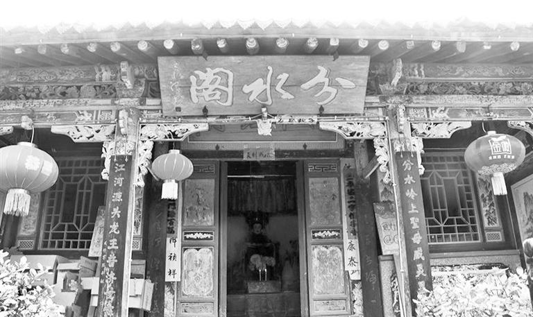 秦嶺鎮(zhèn)分水閣，一屋檐水分江河 這里可看水系奇觀，可賞連翹花海