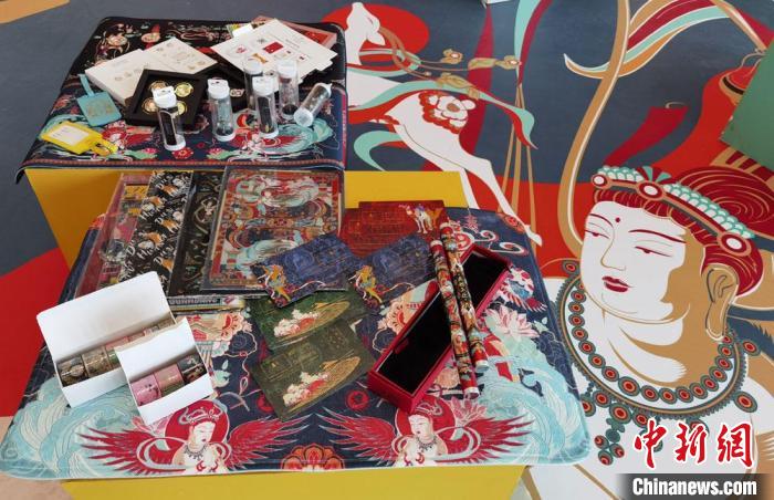 60余類(lèi)敦煌主題的文創(chuàng)產(chǎn)品讓人愛(ài)不釋手?！《∷?攝