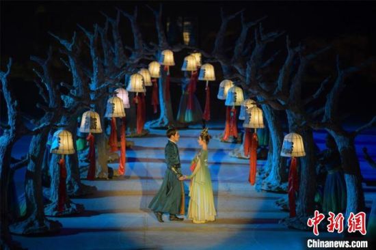 圖為全新升級(jí)《敦煌盛典》，新增戰(zhàn)馬、燈籠矩陣，以及最新聲、光、電硬件設(shè)施?！⊥醣筱y 攝