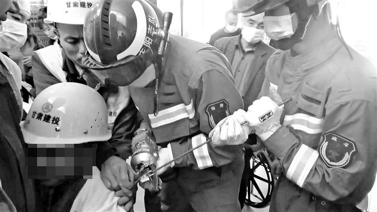 螺紋鋼插進(jìn)建筑工人后背 慶陽(yáng)消防聯(lián)手醫(yī)生5秒切斷