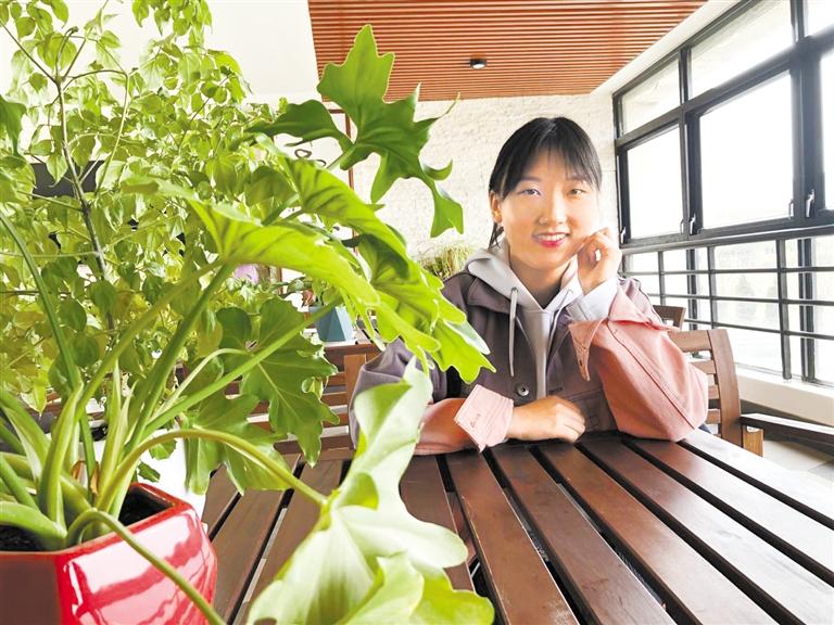 2021年“中國航天日”海報設計者蘭大學子王淑君：緣自熱愛 用作品致敬祖國航天事業(yè)