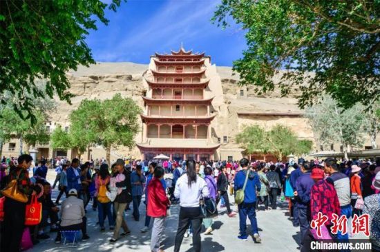 中國(guó)農(nóng)歷四月初八，敦煌民眾傳承歷史習(xí)俗，前往莫高窟燒香禮佛、祈福。(資料圖) 王斌銀 攝