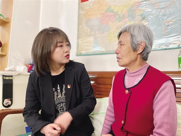 敦煌路街道任家莊街東社區(qū)黨委書記、居委會(huì)主任譚莉：我們必須成為老百姓?qǐng)?jiān)強(qiáng)的后盾