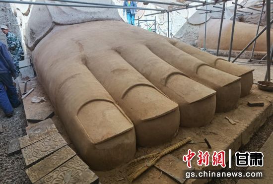圖為中國(guó)“石窟鼻祖”天梯山石窟第13窟大佛足部與局部危巖體搶救性保護(hù)項(xiàng)目施工現(xiàn)場(chǎng)。陳曉斌 攝