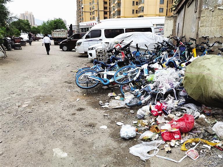 百米土路臟亂差，誰來管？經(jīng)記者協(xié)調(diào)，社區(qū)組織志愿者進行了清理