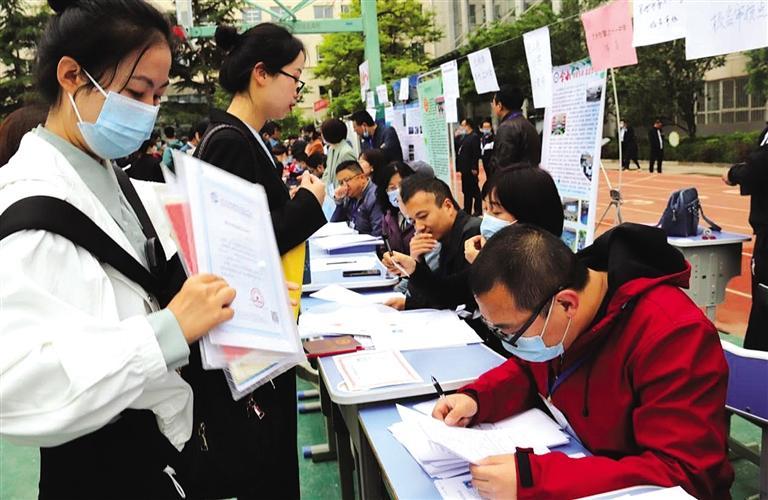 蘭州市舉行2021年企事業(yè)單位引進(jìn)急需緊缺人才線下招聘會(huì) 意向簽約819人