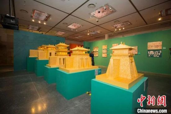 圖為呈現(xiàn)敦煌壁畫中的建筑和園林之美的復(fù)原模型。(資料圖) 敦煌研究院供圖