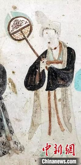 “一把小扇在手，笑對仲夏酷暑?！眻D為莫高窟第468窟《執(zhí)團扇女供養(yǎng)人》(中唐)?！《鼗脱芯吭汗﹫D