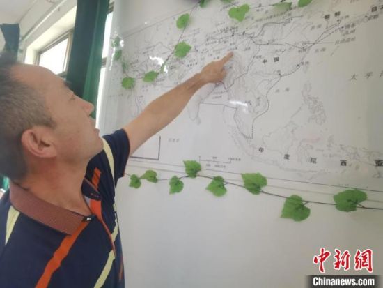 圖為甘肅省社會科學(xué)院絲綢之路研究所所長侯宗輝指出《絲綢之路古文明》課題組考察線路?！￠Z姣 攝