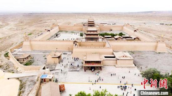 圖為7月中旬，世界文化遺產(chǎn)——嘉峪關(guān)，它是中國(guó)明代萬(wàn)里長(zhǎng)城的西端起點(diǎn)。　高展　攝