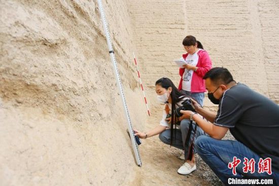 科技保護(hù)讓長(zhǎng)城價(jià)值的真實(shí)性和完整性得到有效延續(xù)和傳承。圖為文物工作者正在測(cè)量關(guān)城的相關(guān)數(shù)據(jù)。　高展 攝