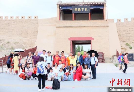 歷經(jīng)數(shù)十載保護(hù)修繕的古老關(guān)城得以延年益壽，成為了海內(nèi)外游客“絲路游”的必經(jīng)打卡地?！「哒?攝