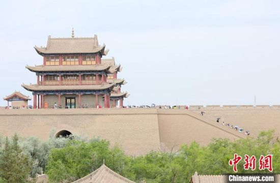 歷經(jīng)數(shù)十載保護(hù)修繕的古老關(guān)城得以延年益壽，成為了海內(nèi)外游客“絲路游”的必經(jīng)打卡地?！「哒?攝