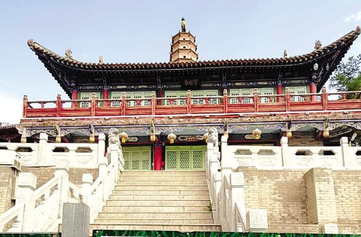 白塔寺閉門謝客，何時開放？管理處：白塔基礎出現(xiàn)病害圍擋施工，預計年底前完工