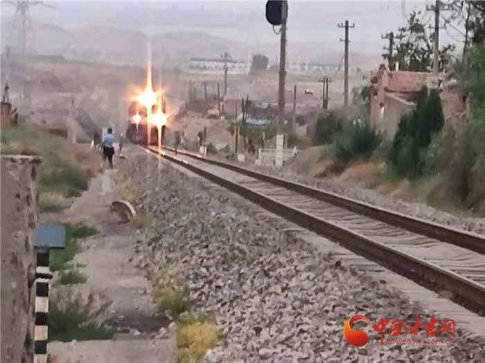 驚險！火車來臨小男孩鐵路上玩耍 蘭鐵民警飛奔將其救下