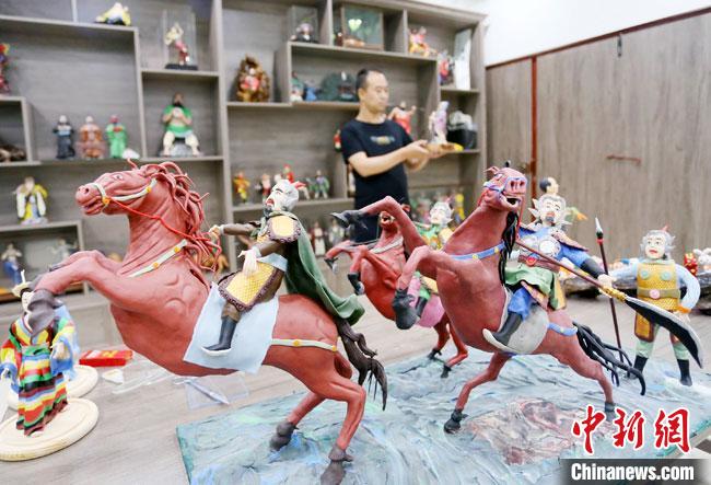 安秋平是成州面塑第五代傳承人，也是當(dāng)?shù)匚ㄒ粓?jiān)守面塑制作的人。　高展 攝