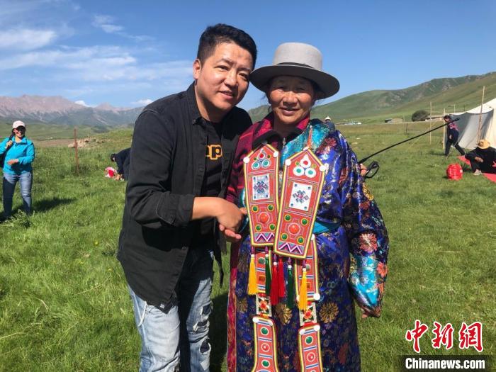 圖為拍攝紀(jì)錄片《西茂的婚禮》期間，張輝剛(左)與裕固族老人合影留念。(資料圖) 張輝剛供圖